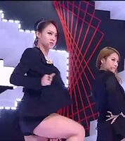 Kara Seungyeon meaty thigh grab