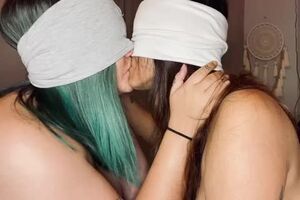 blindfolded make out session 🤤