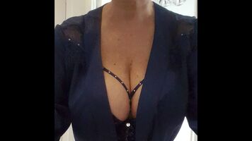 I love teasing men with my cleavage then Surprise them with how big they really are 😋xx 55yo 🇦🇺