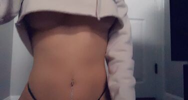 Cropped sweatshirts were made to show off the underboobs