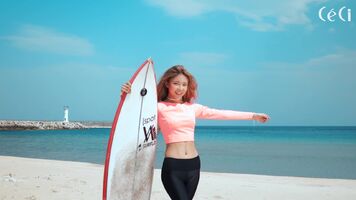 Gugudan's Nayoung shows off her beach body for Ceci